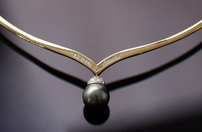 Semi-rigid choker in 18k yellow gold (750/°°)...