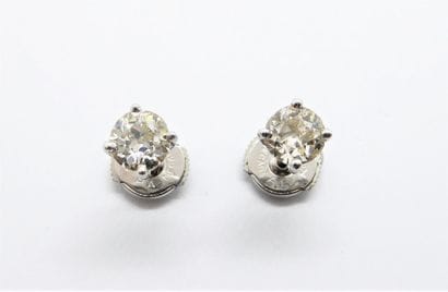 PAIR OF EARRINGS in 18K white gold (750/°°)...