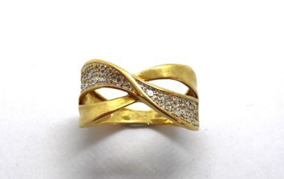 BAGUE en or jaune 18K (750/°°) à motif croisé...