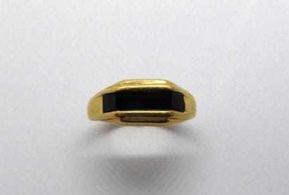 Yellow gold ring 18K (750/°°) with cut sides...