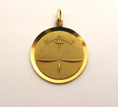 PENDENTIF en or jaune 18K (750/°°) signe...