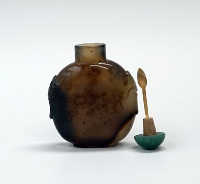 Round silhouette agate snuffbox, mask-shaped...
