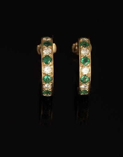 PAIR OF 1/2 CREOLES in 18ct yellow gold (750/°°)...
