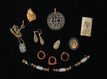 JEWELRY FANTAISIE mainly Asian in hard stones,...