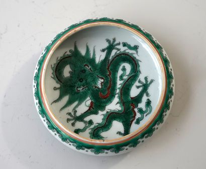 Porcelain cup with dragon decoration, apocryphal...
