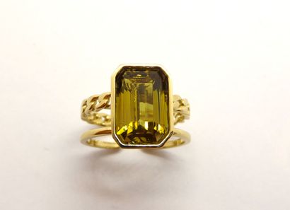 RING in 18K (750/°°) yellow gold set with...