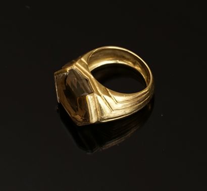 RING with geometrical setting in yellow gold...