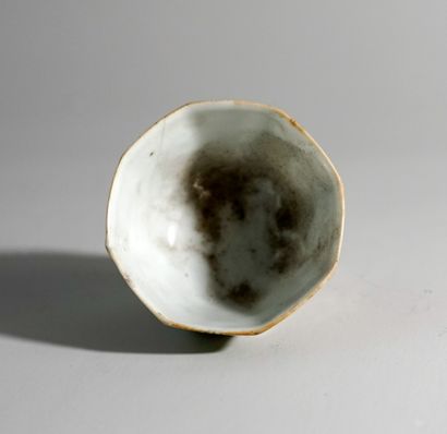 Octagonal bowl, with rice alcohol, in polychrome...