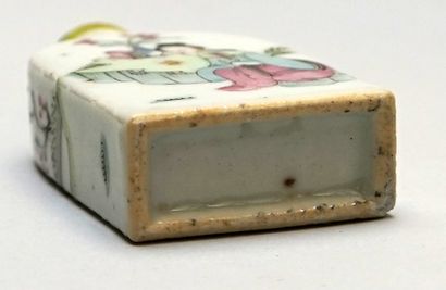 Rectangular porcelain snuffbox with 