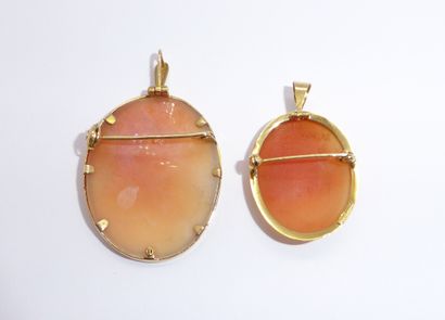 SET OF 2 CAMEE PENDANTS, shell, 18K yellow...