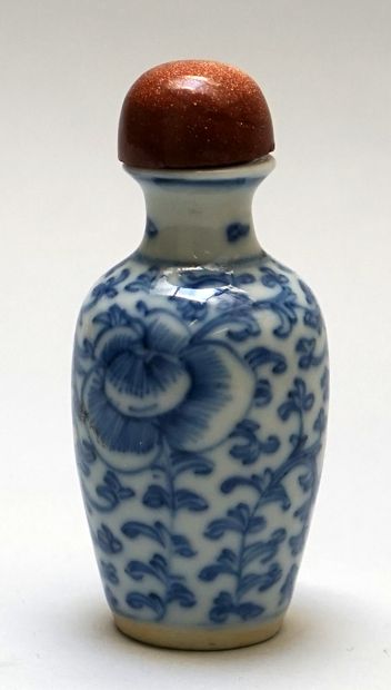 Porcelain baluster snuffbox with 