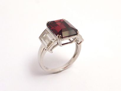 RING in 18K (750/°°) white gold, centered...