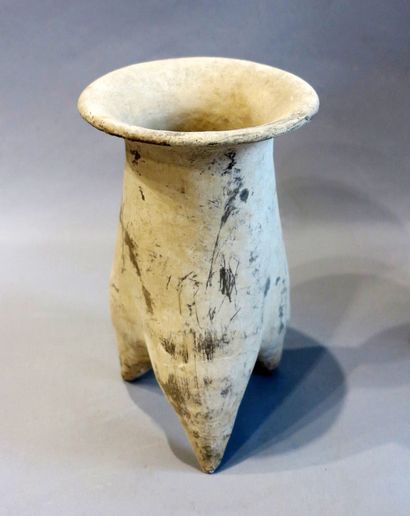 Tripod vase with large flared neck. Terracotta.

China,...