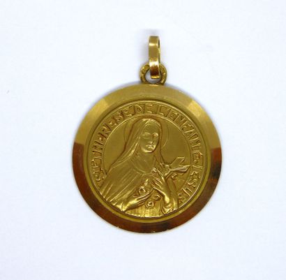 MEDAILLE religieuse en or jaune 18K (750/°°)...
