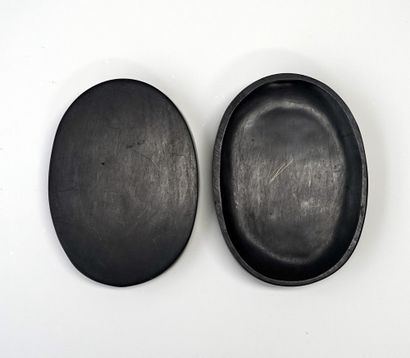Covered inkstone with dragons and pearl in...