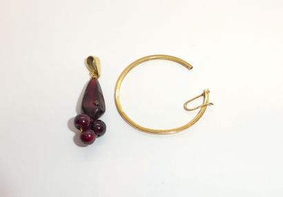 ENSEMBLE comprenant un pendentif croix orné...