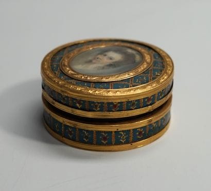 Round box, the interior in tortoiseshell,...