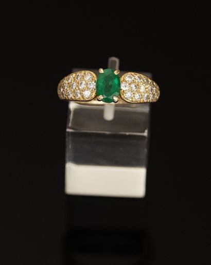 RING in 18k (750/°°) yellow gold centered...