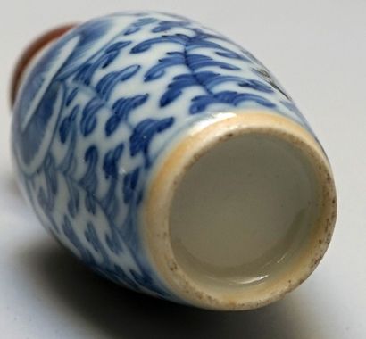 Porcelain baluster snuffbox with 