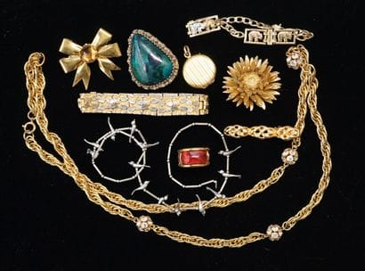 JEWELRY FANTAISIE: lot including necklaces,...