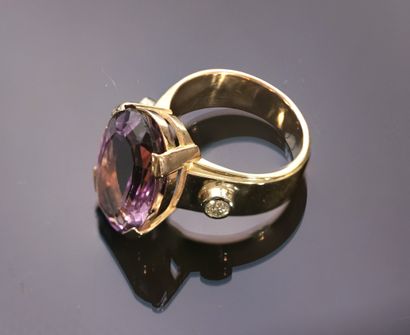 RING in 18k yellow gold (750/°°) centered...