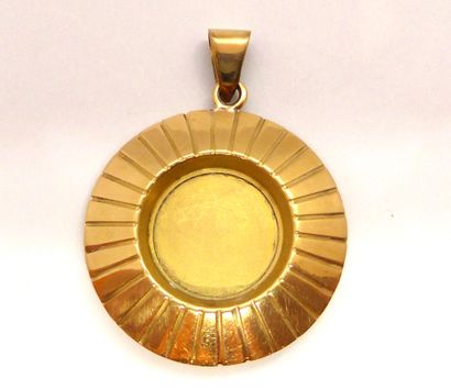 MEDAILLE religieuse en or jaune 18K (750/°°)...