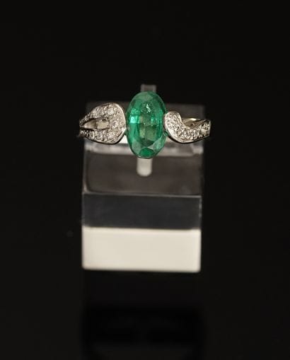 RING in 18k (750/°°) white gold centered...