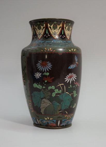 Vase in cloisonné enamel decorated with flowers,...