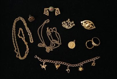 JEWELRY FANTAISIE in gilded metal including:...