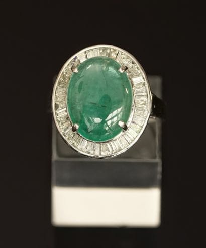 RING in 18k (750/°°) white gold centered...