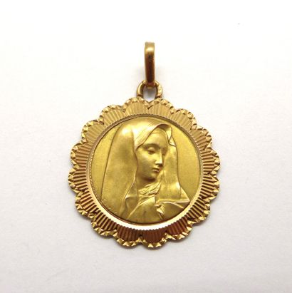MEDAL in 18K yellow gold (750/°°), featuring...