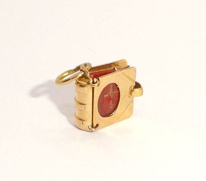 RARE PENDENTIF breloque en or jaune 18K (750/°°)...