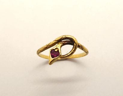 BAGUE en or jaune 18K (750/°°) figurant un...