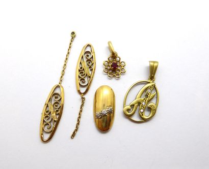 LOT of 18K gold (750/°°) composed of 2 pendants,...