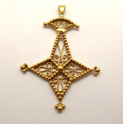 18K (750/°°) yellow gold pendant representing...
