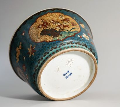 Kutani porcelain bowl with floral decoration...
