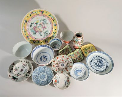 Set of various pieces of polychrome porcelain...