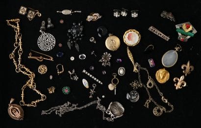 ENSEMBLE de divers bijoux ou éléments de...