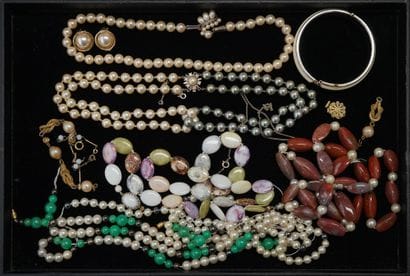 JEWELRY: lot including necklaces, bracelets,...