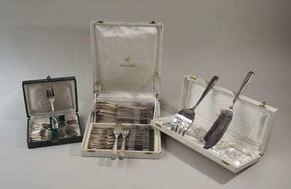 SET in silver plated metal in cases including:

-...