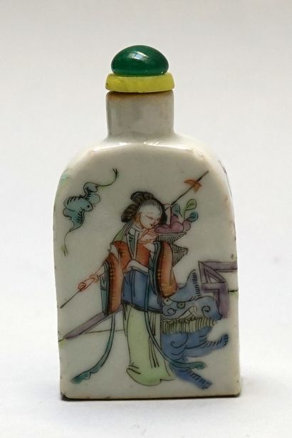 Rectangular porcelain snuffbox with 