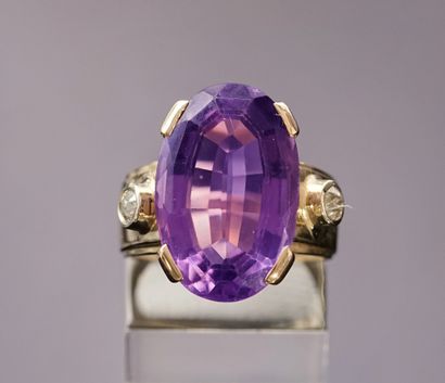 RING in 18k yellow gold (750/°°) centered...