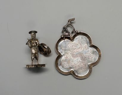 Set in silver min 800/°° composed of a small...