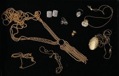 JEWELRY FANTAISIE in gilded metal including:...