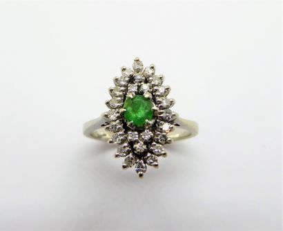 BAGUE MARQUISE en or blanc 18K (750/°°) ornée...