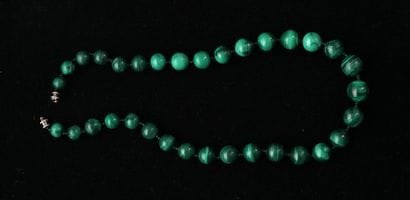 NECKLACE composed of balls of malachite in...