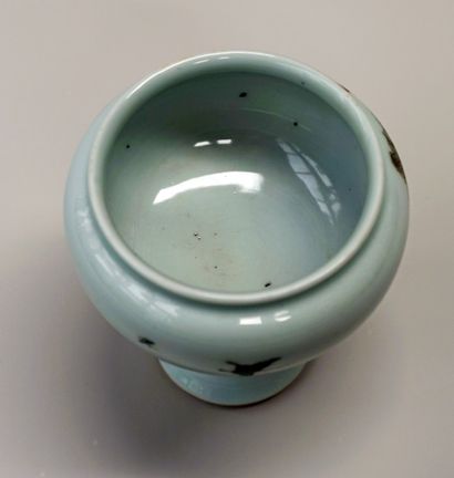Porcelain bowl on pedestal with 