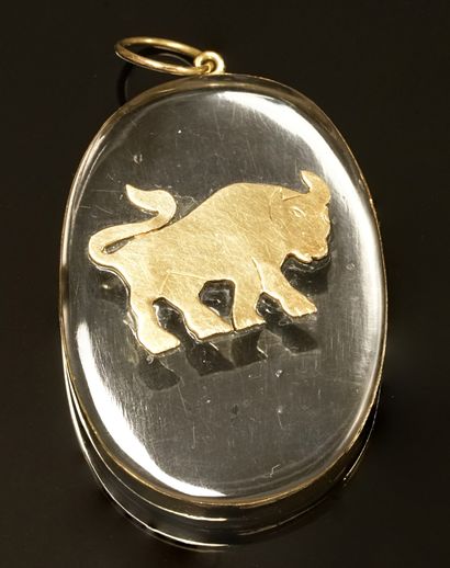 GRAND PENDENTIF en cristal à monture en or...