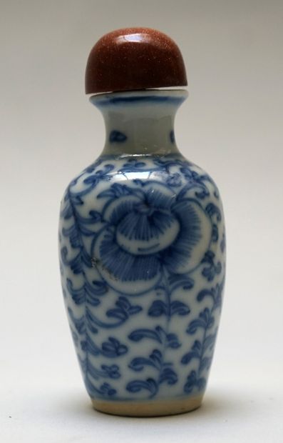 Porcelain baluster snuffbox with 