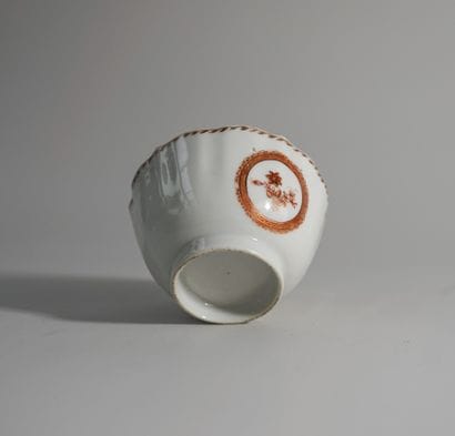 Porcelain bowl with floral decoration. Company...